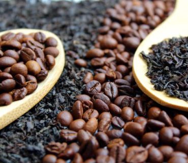 Tea and coffee are on wooden spoons.